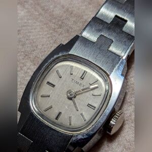 (40)Vintage Timex Ladies Wind Up Swiss Made Wristwatch Silver Tone Collectible…